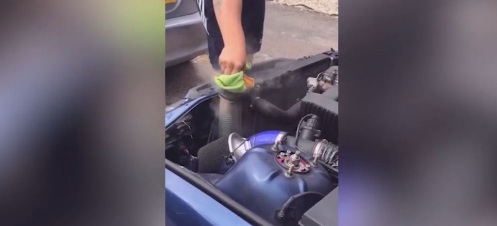 Radiador Caliente Coche thumbnail Radiador Caliente Coche thumbnail