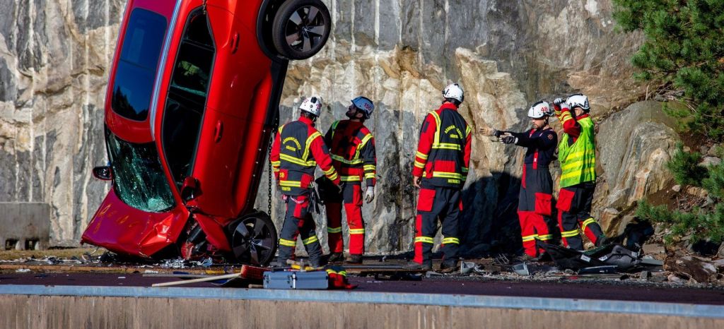Volvo Cars Drops New Cars From 30 Metres To Help Rescue Services Save Lives thumbnail Volvo Cars Drops New Cars From 30 Metres To Help Rescue Services Save Lives thumbnail