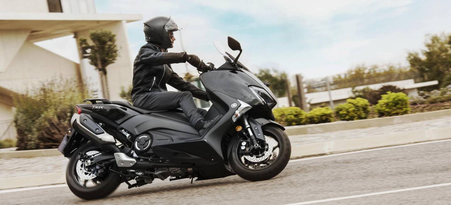 2017-yamaha-t-max-abs-eu-midnight-black-action-001