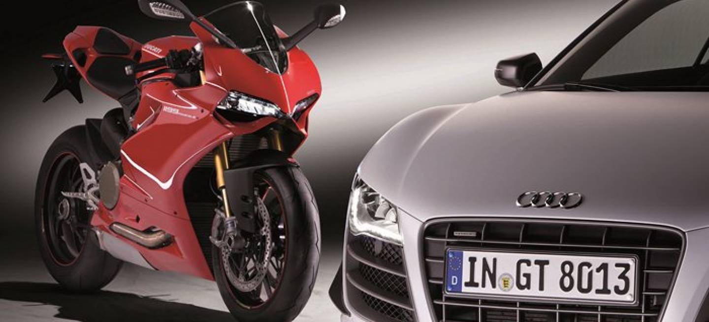 Die AUDI AG uebernimmt den traditionsreichen italienischen Hersteller von Sportmotorraedern Ducati Motor Holding S.p.A. mit Firmensitz in Bologna. Die Uebernahme soll schnellstmoeglich nach der kartellrechtlichen Freigabe erfolgen./Im Bild: Ducati 1199 Panigale S und Audi R8 GT
