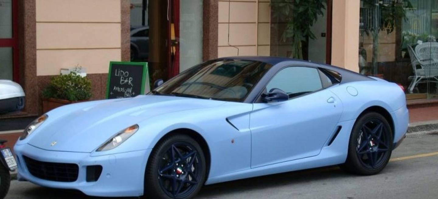 El Ferrari 599 GTB Fiorano de Lapo Elkann es azul y vaquero