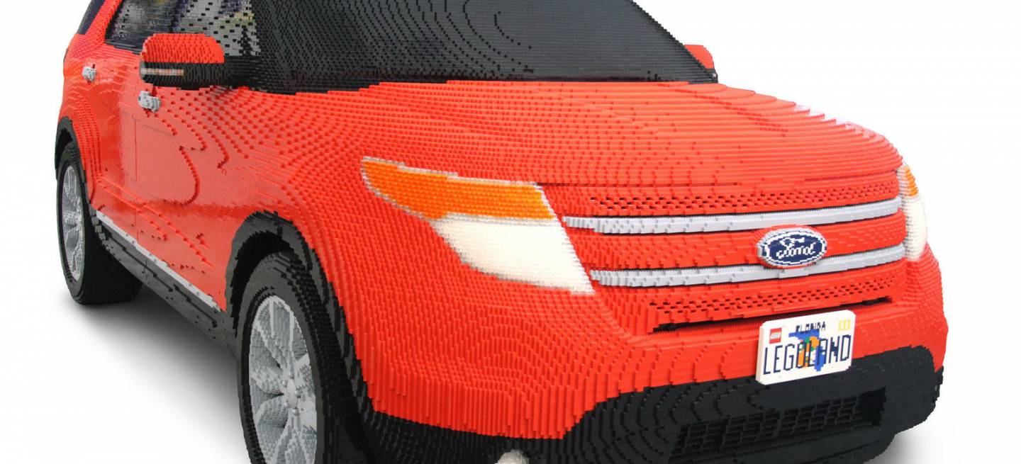 Un Ford Explorer 2012 realizado a base de piezas de LEGO