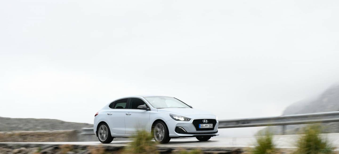 Hyundai_i30_Fastback_098