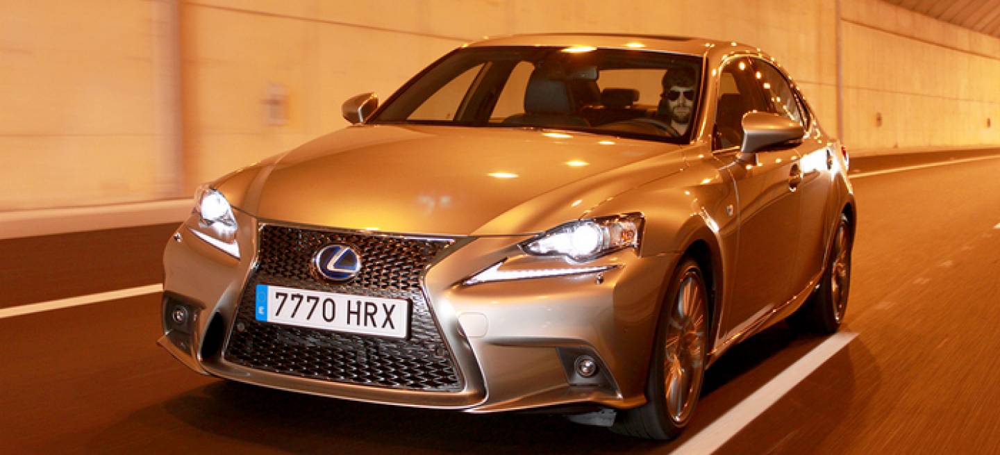 Lexus_IS_300h_F_SPORT_700-025