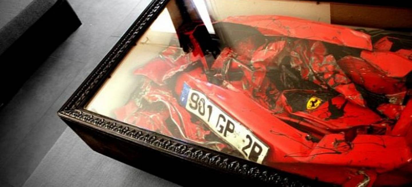 Mesa para salón con un Ferrari siniestrado en su interior, por Charly Molinelli