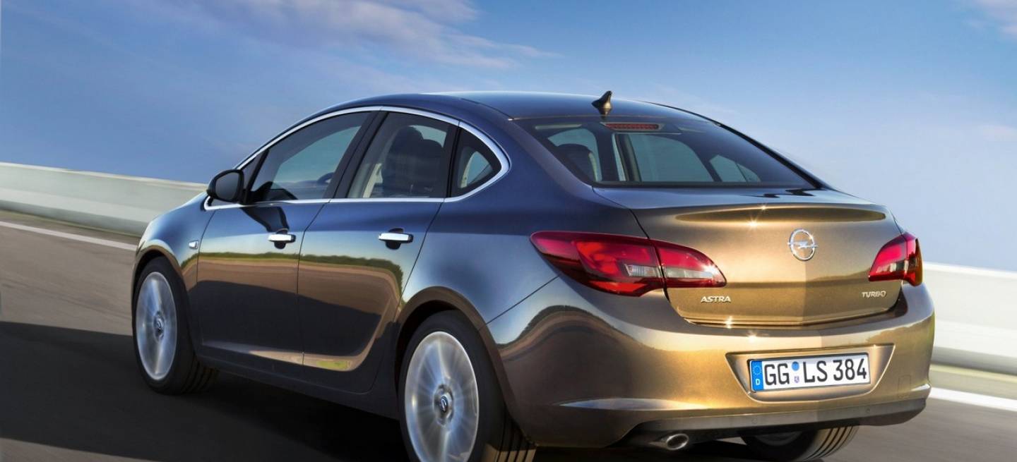 Opel_Astra_sedan_2