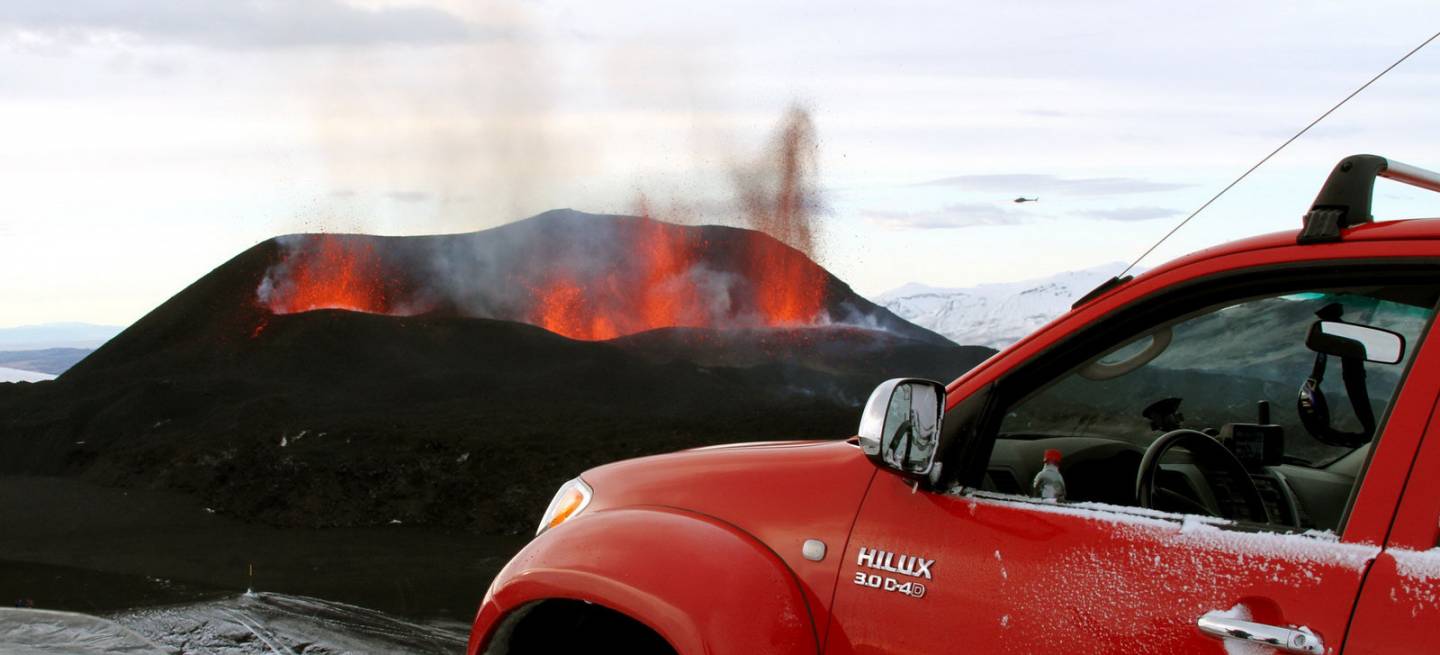 Top Gear sube a un volcán islandés, entra en erupción horas después