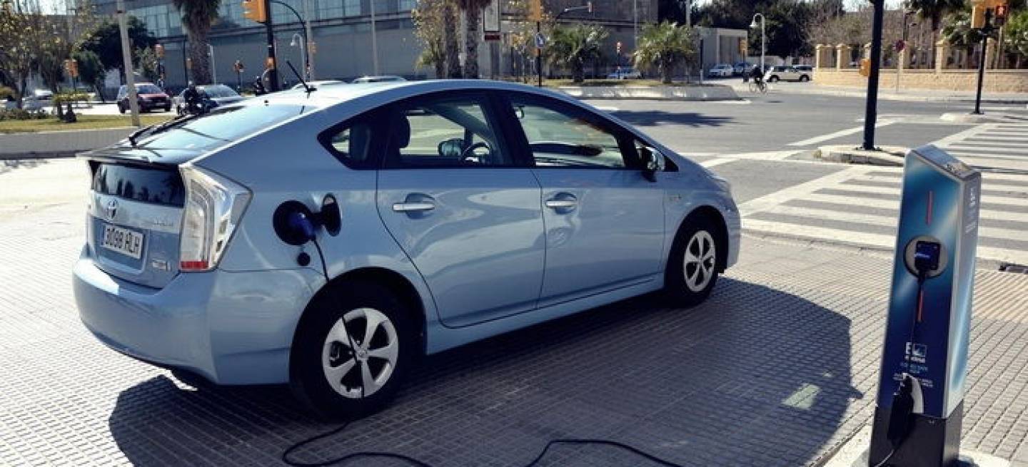 Toyota-Prius-PHEV-DM-260213-E-02-dm-700px-1