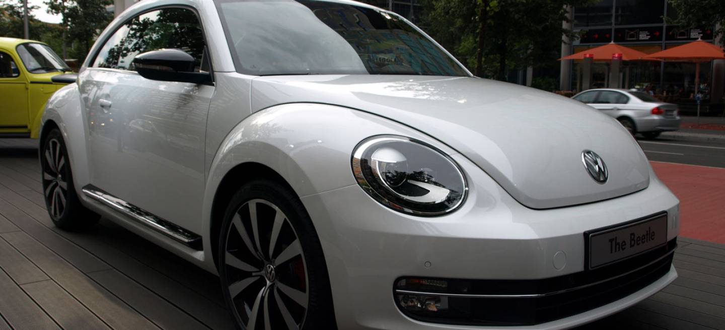 Volkswagen_New_Beetle_2012-024