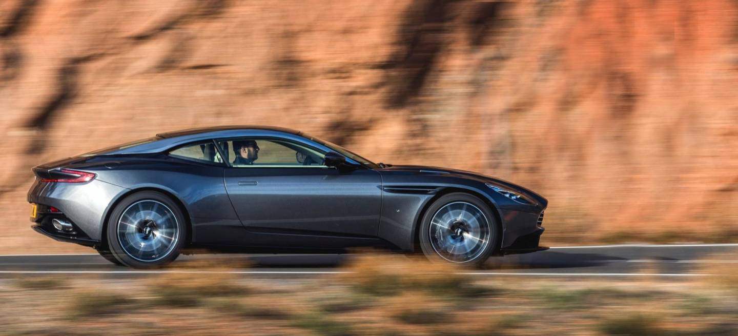 aston-martin-db-11-motor-4