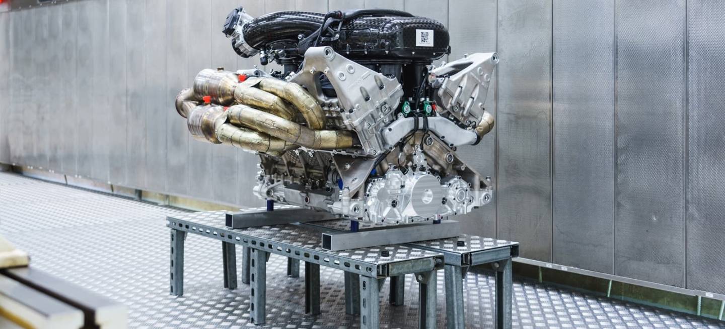 aston-martin-valkyrie-motor-v12-1218-002_1440x655c.jpg