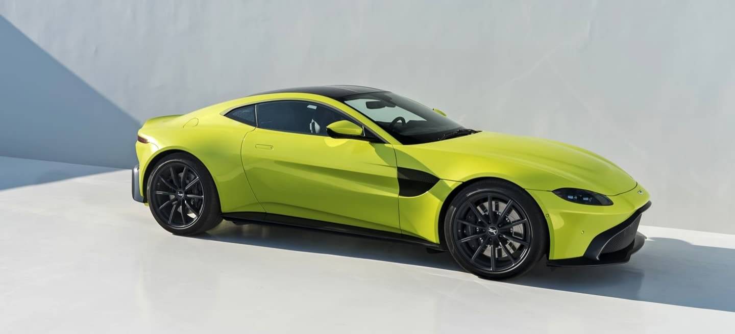 aston-martin-vantage-1117-01_1440x655c.jpg