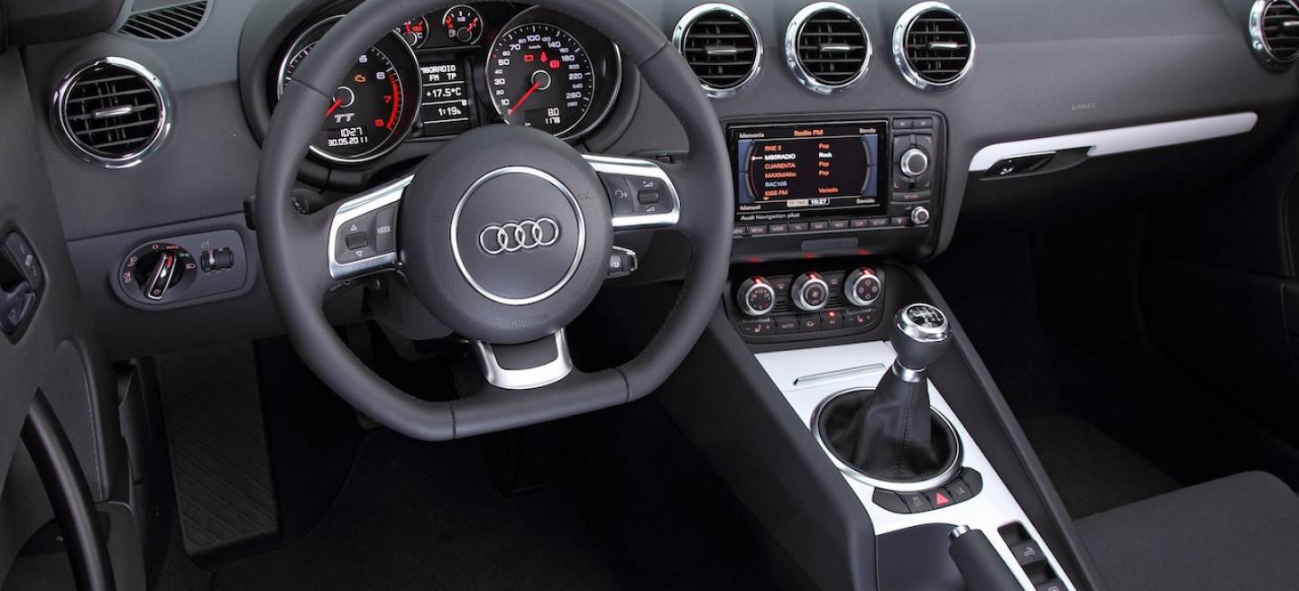 audi-tt-roadster-black-and-white-edition-2