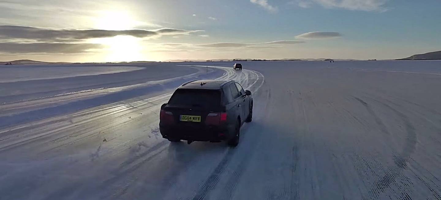 bentley-bentayga-250615-01