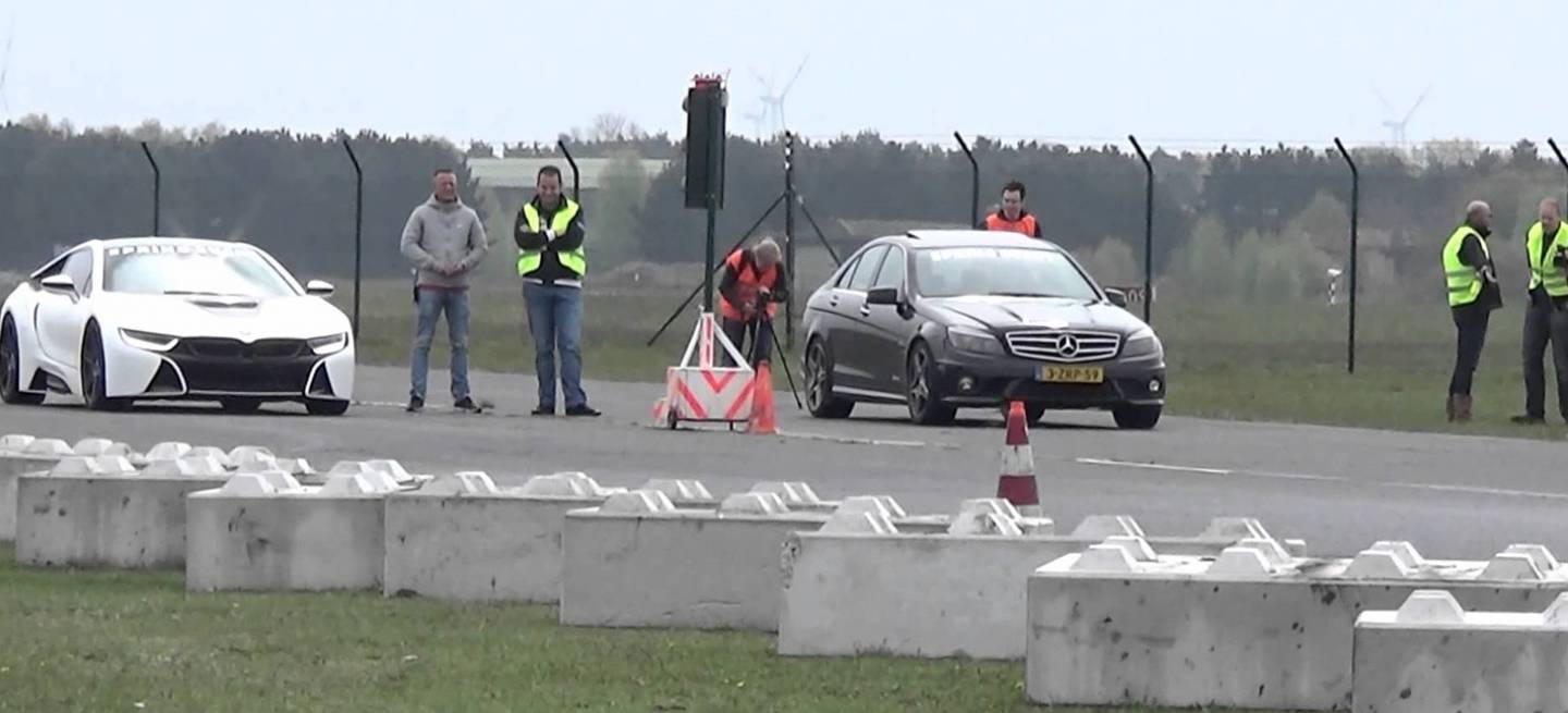 bmw-i8-drag-race-matricula-1440px