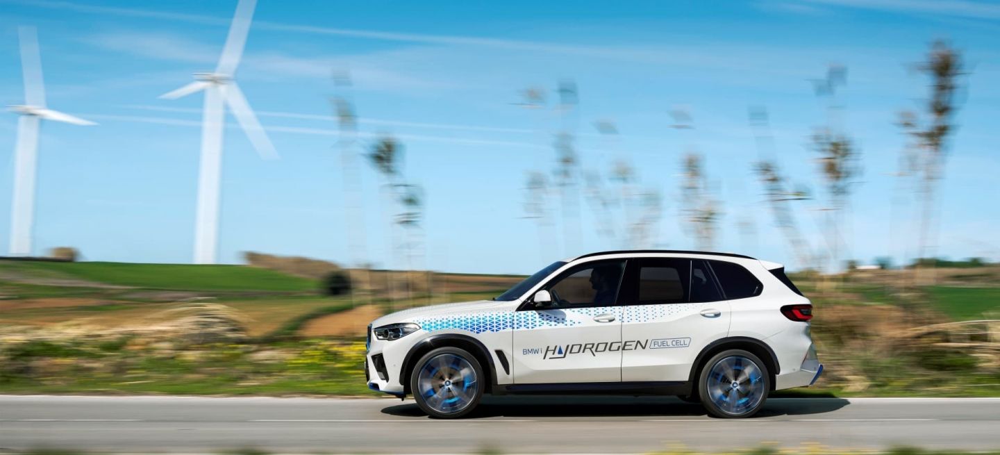 bmw-ix5-hydrogen-01-620d40fc68bf7_1440x655c.jpg