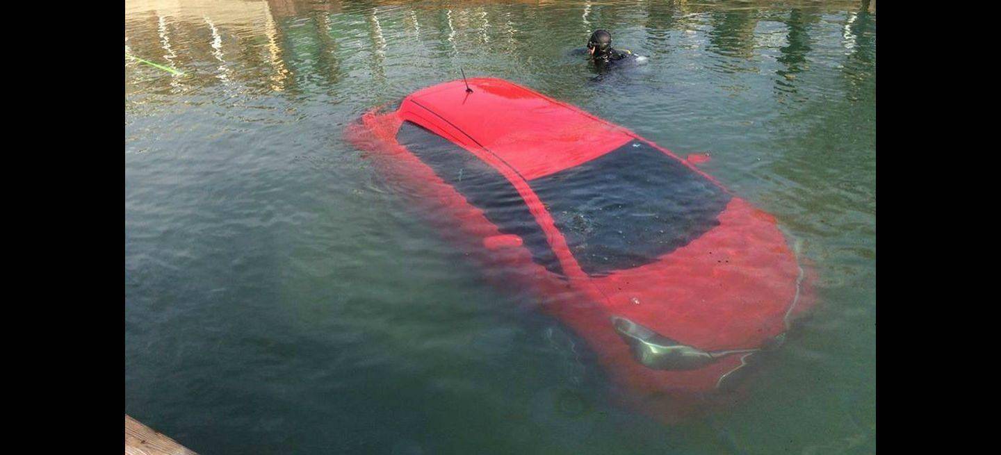 coche-agua-lago-1