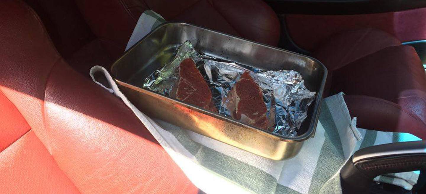 cocinar-bistec-en-el-coche