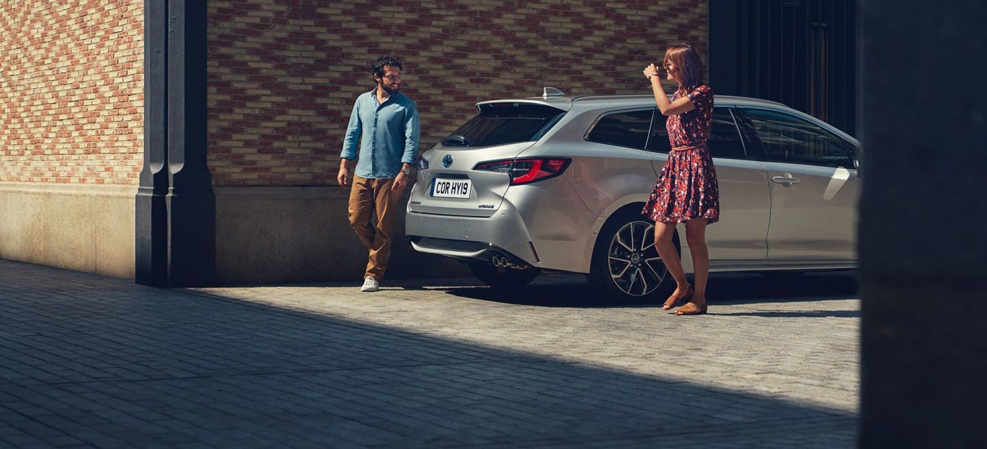 Comprar Coche Toyota Joven Pareja Comprar Coche Toyota Joven Pareja
