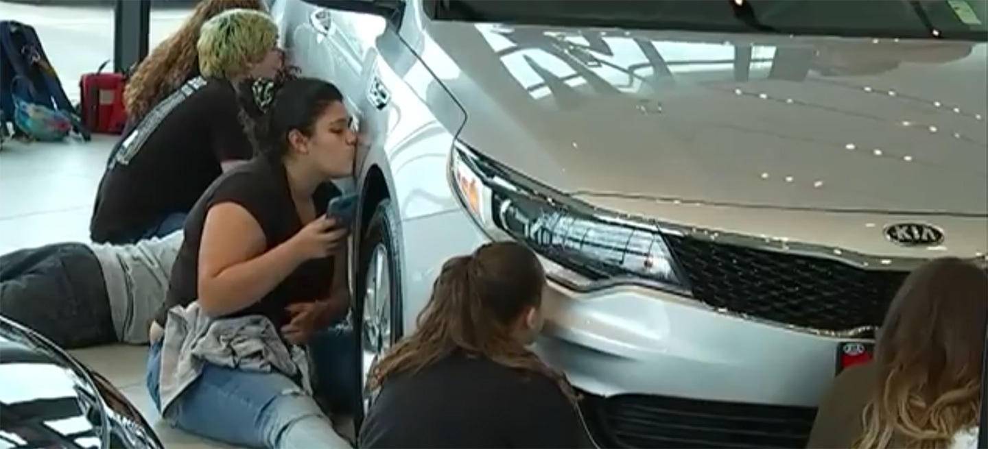 concurso-50-horas-besando-un-coche