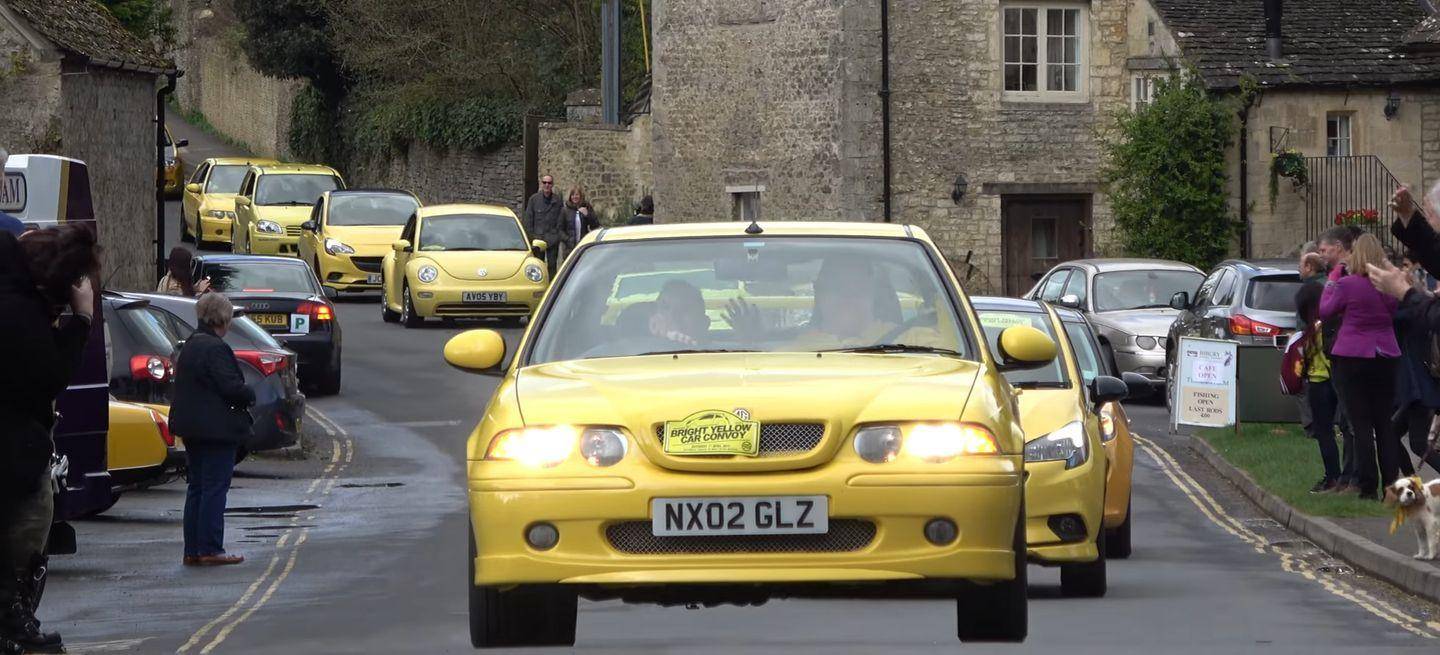 convoy-coches-amarillos