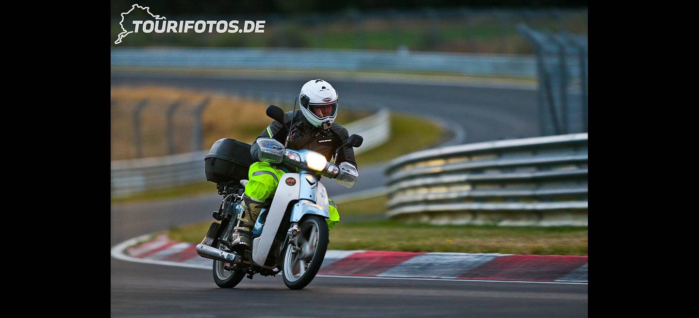 coreano-llega-a-nurburgring-en-scooter