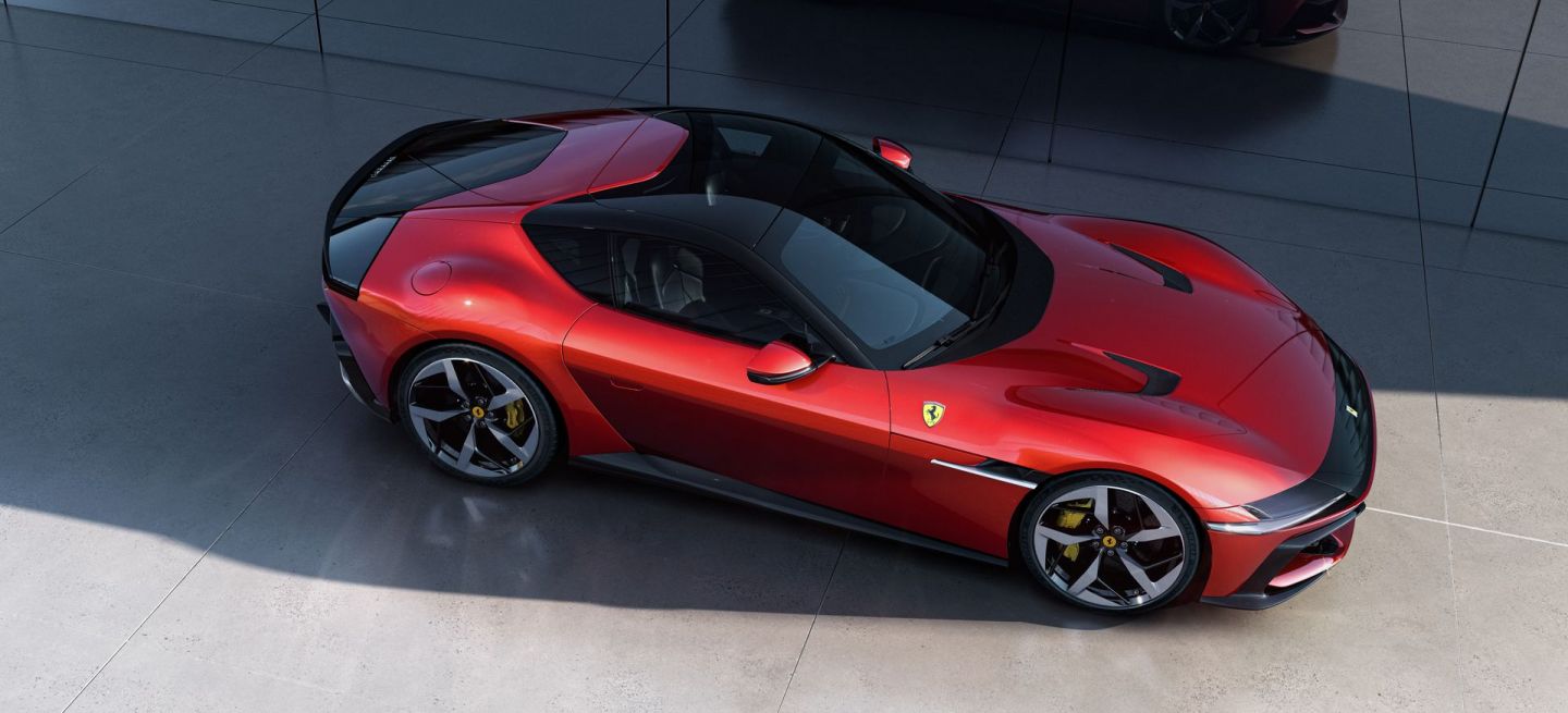 ferrari-12cilindri-2025-vista-lateral-1067273_1440x655c.jpg