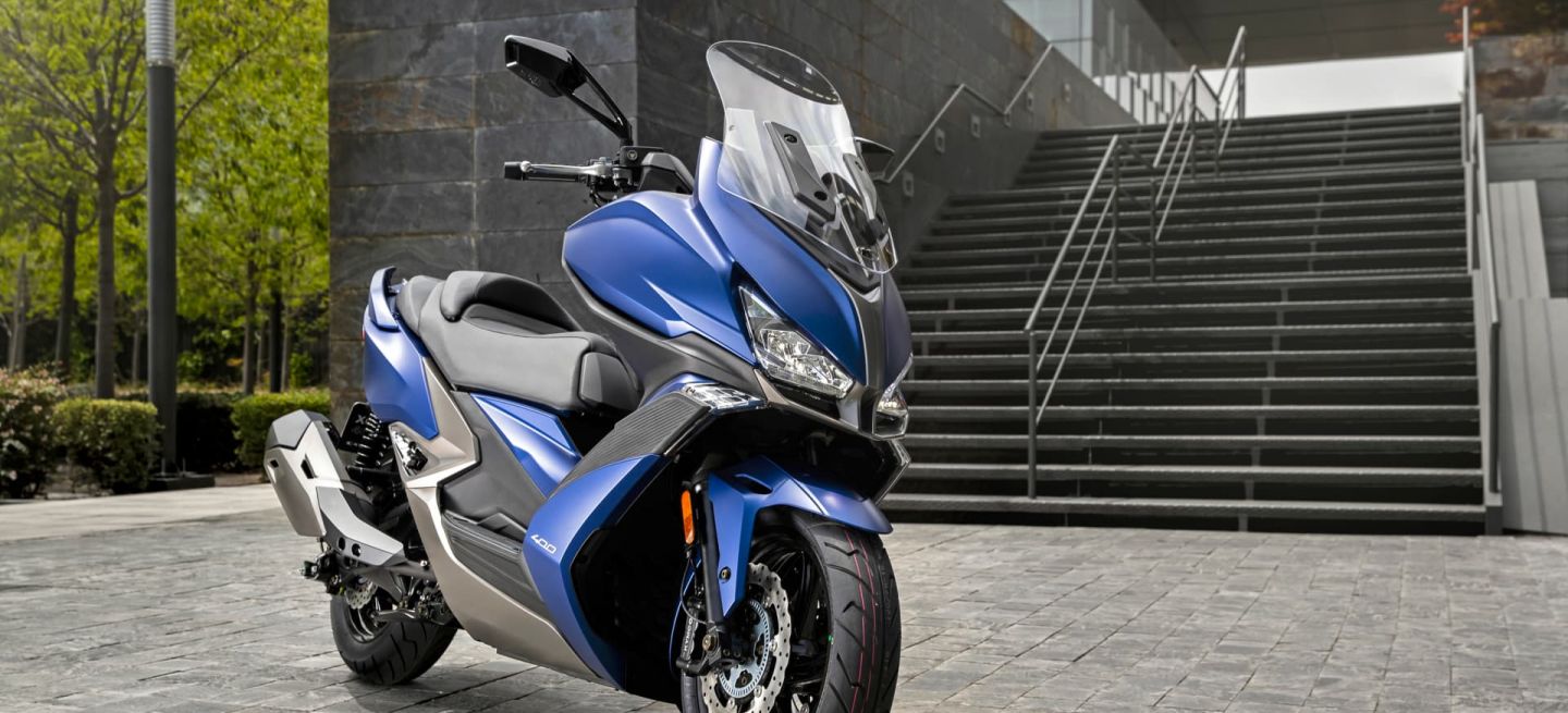 Kymco Xciting S 400 Ambiente Azul 6 20352 Portada Kymco Xciting S 400 Ambiente Azul 6 20352 Portada