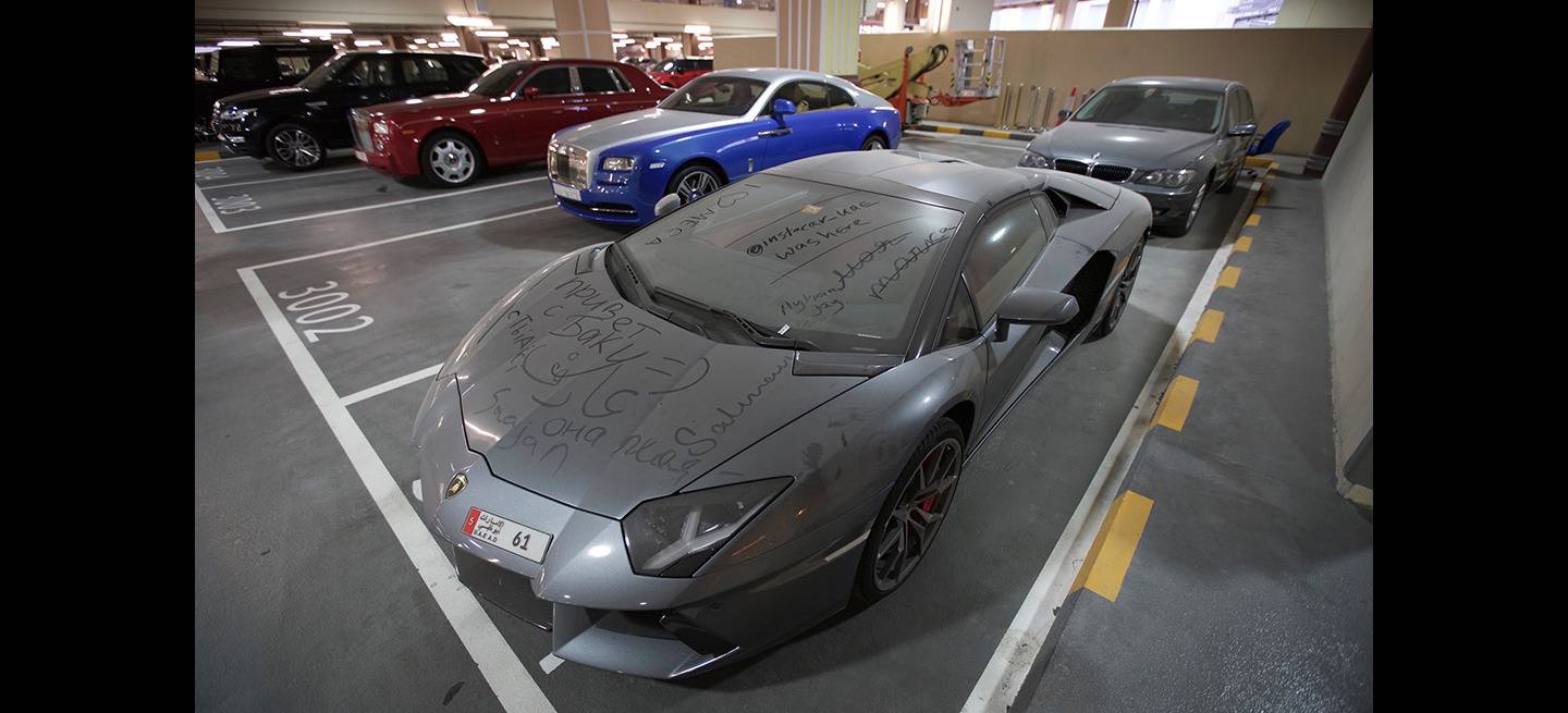 Qué demonios hace este Lamborghini Aventador Roadster abandonado en Dubai?  | Diariomotor