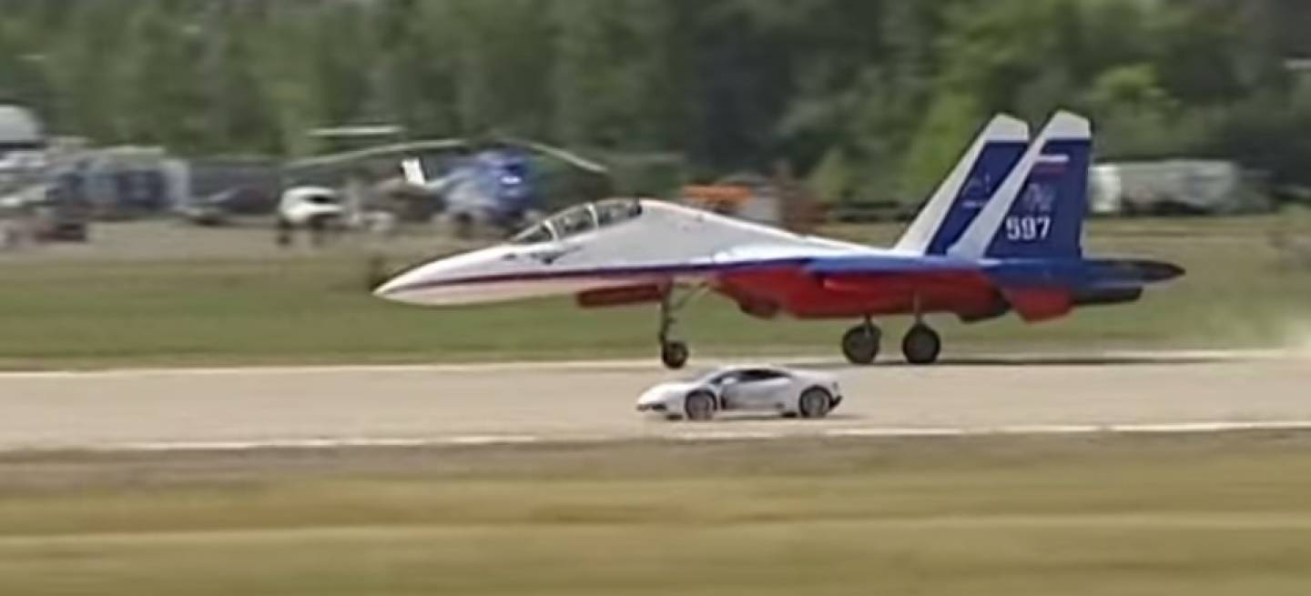 lamborghini-vs-jet