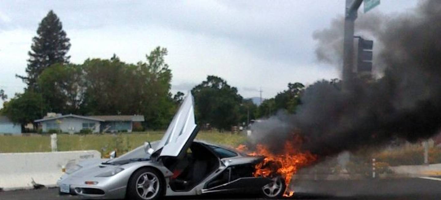 McLaren F1 ardiendo