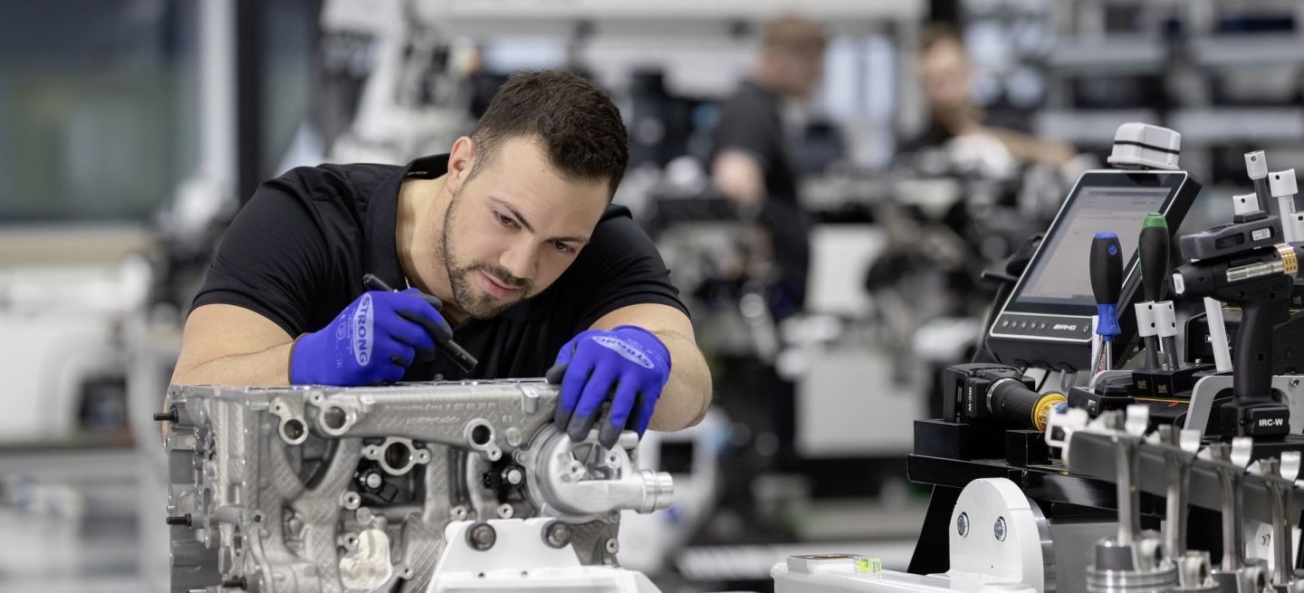 Neuer Mercedes Amg Vierzylinder Turbomotor Aus Hochmoderner Fertigung: Der Stärkste Serien Vierzylinder Der Welt, Made In Affalterbach New Mercedes Amg Four Cylinder Turbo Engine From Ultra Modern Production: The World's Most Powerful Four Cylinder Engin Neuer Mercedes Amg Vierzylinder Turbomotor Aus Hochmoderner Fertigung: Der Stärkste Serien Vierzylinder Der Welt, Made In Affalterbach New Mercedes Amg Four Cylinder Turbo Engine From Ultra Modern Production: The World's Most Powerful Four Cylinder Engin