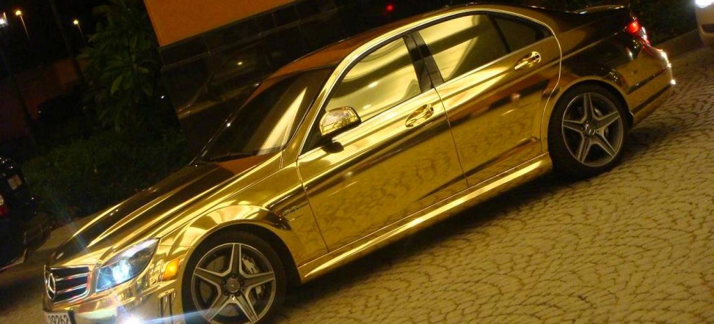 Mercedes C 63 AMG dorado, sólo en Dubai