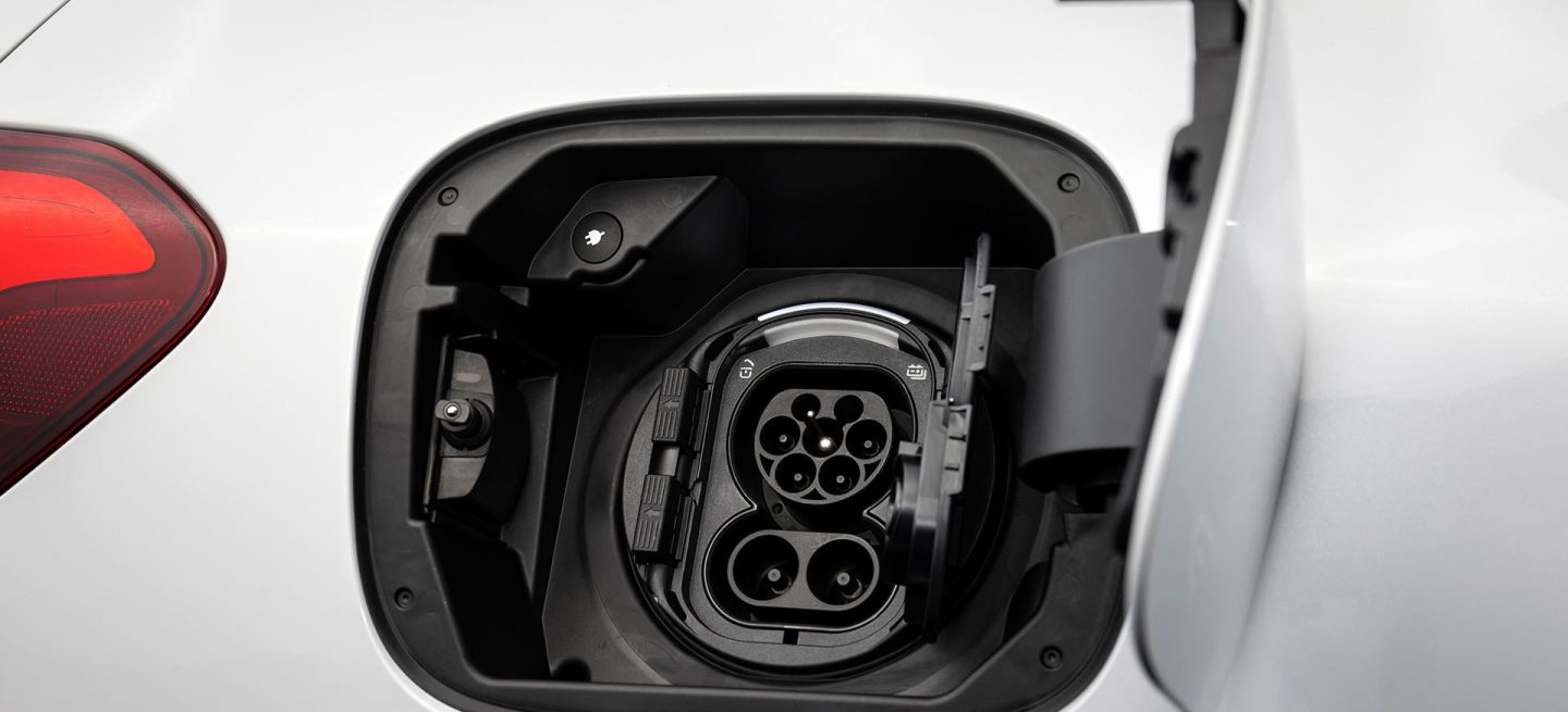 mercedes-eqa-250-2021-interior-cargador-22_1440x655c.jpg
