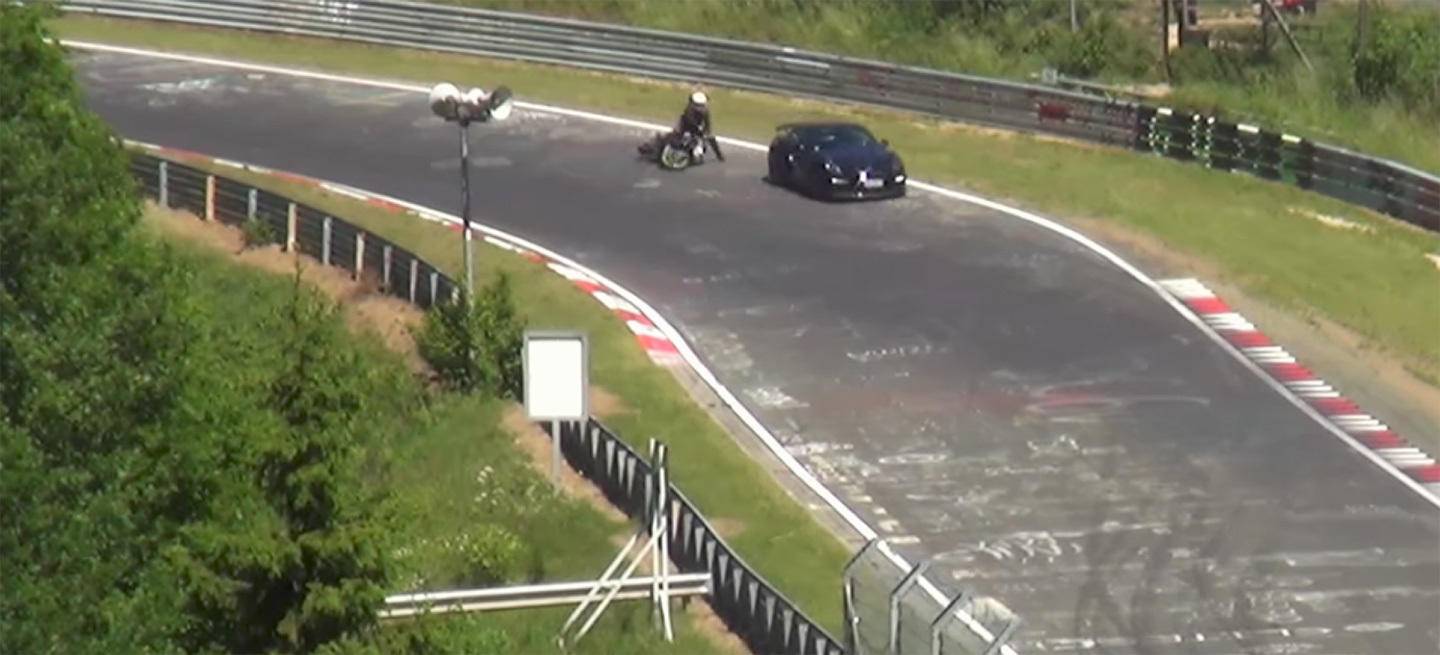nurburgring-accidente-coche-moto