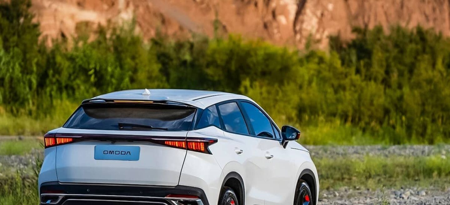 omoda-vehiculo-vista-trasera-lateral-1060315_1440x655c.jpg