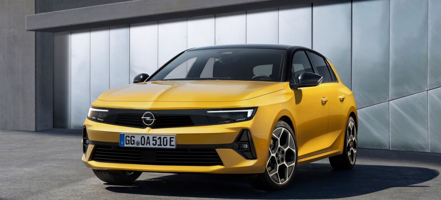 opel-astra-2022-amarillo-frontal-0921-003_1440x655c.jpg