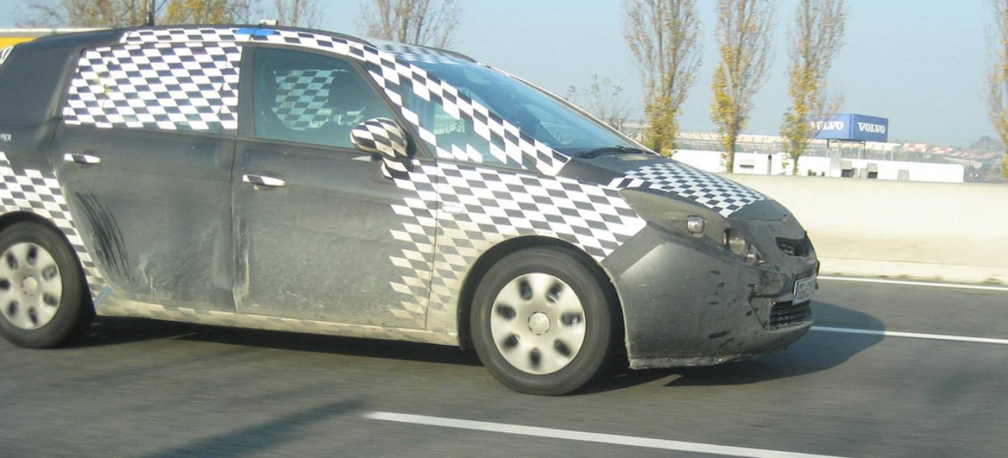 Foto espía del Opel Zafira 2011 en España