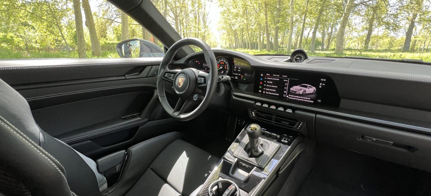 porsche-911-gt3-touring-cabina-1067228-scaled_1440x655c.jpg