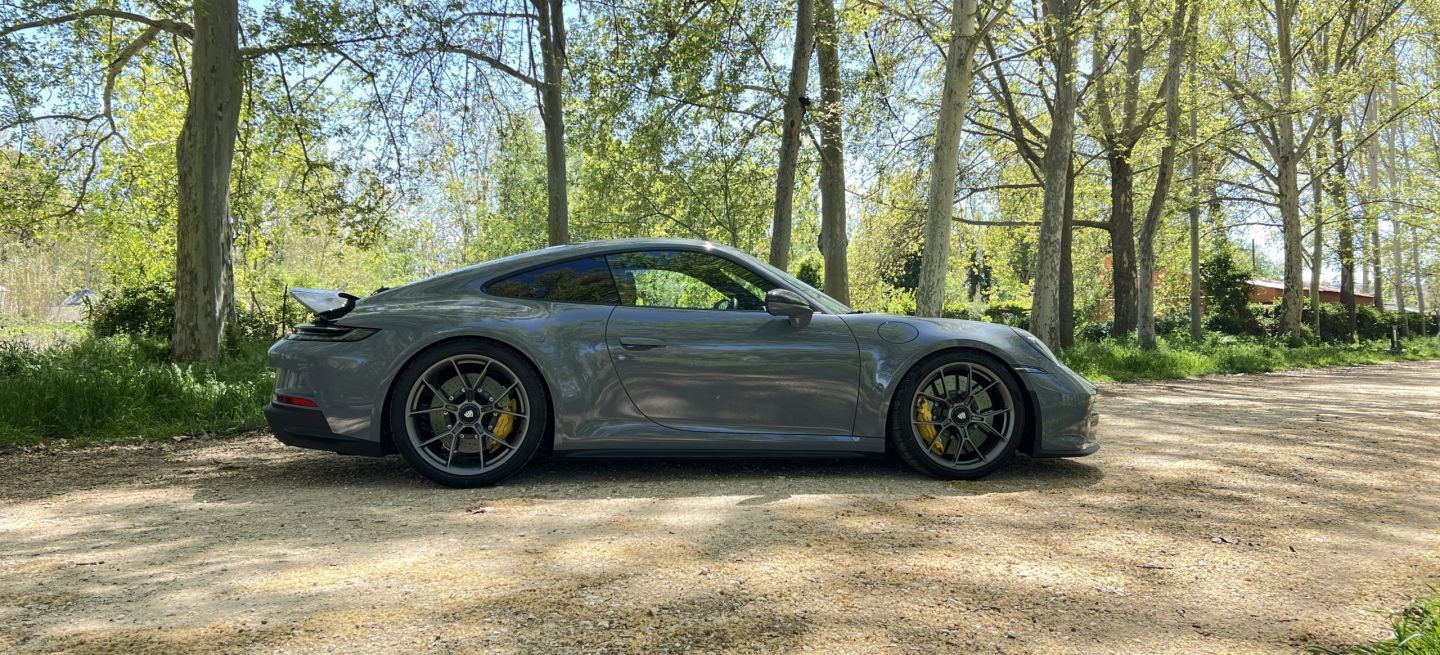 porsche-911-gt3-touring-lateral-vista-1067221-scaled_1440x655c.jpg