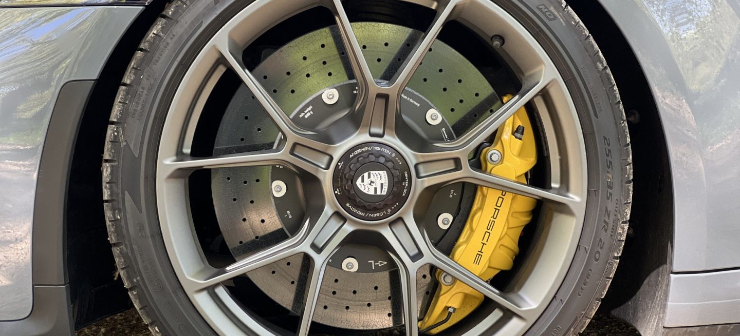porsche-911-gt3-touring-rueda-1067083-scaled_1440x655c.jpg