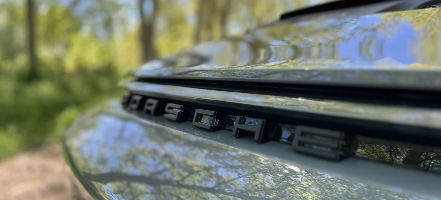 porsche-911-gt3-touring-trasera-reflejos-1067091-scaled_1440x655c.jpg