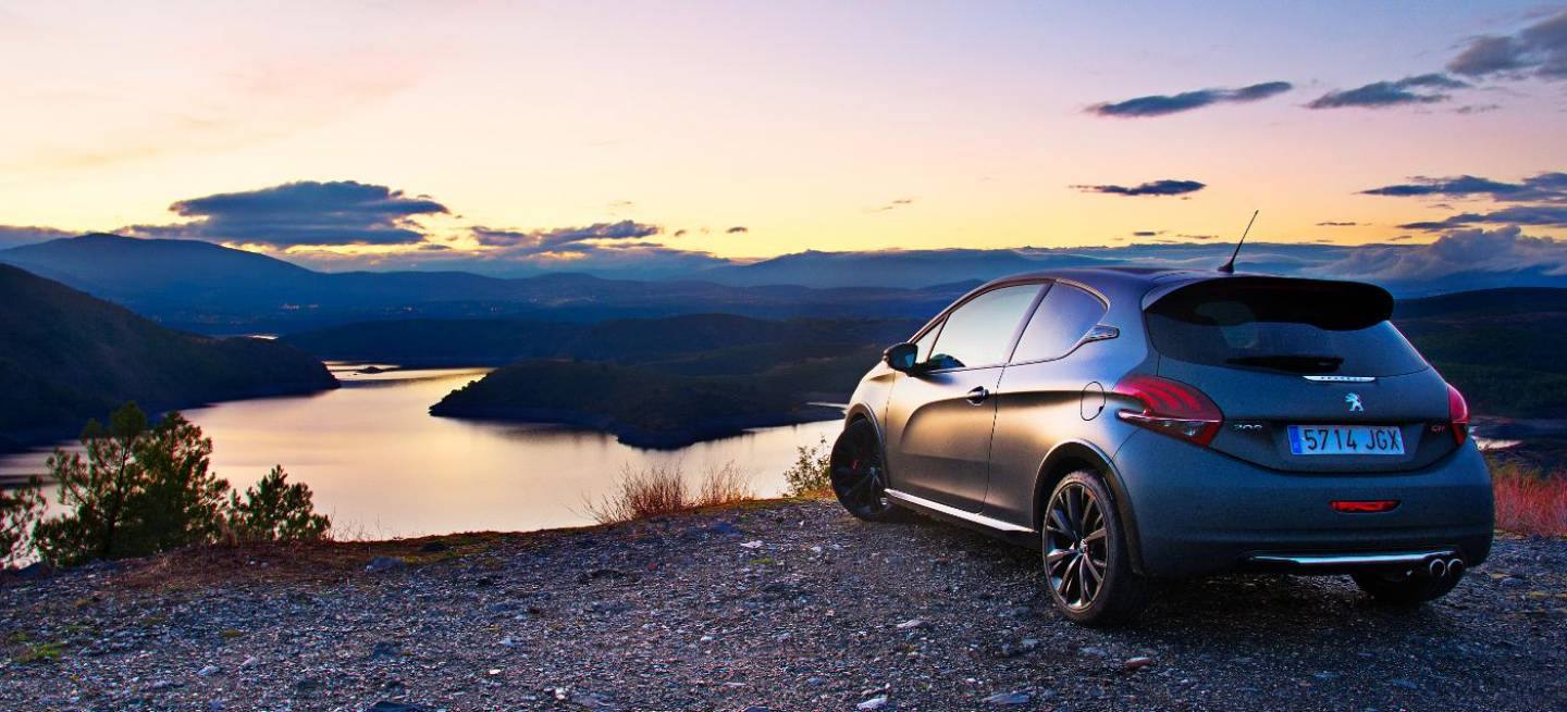 portada_peugeot_208_GTI_by_peugeot_sport
