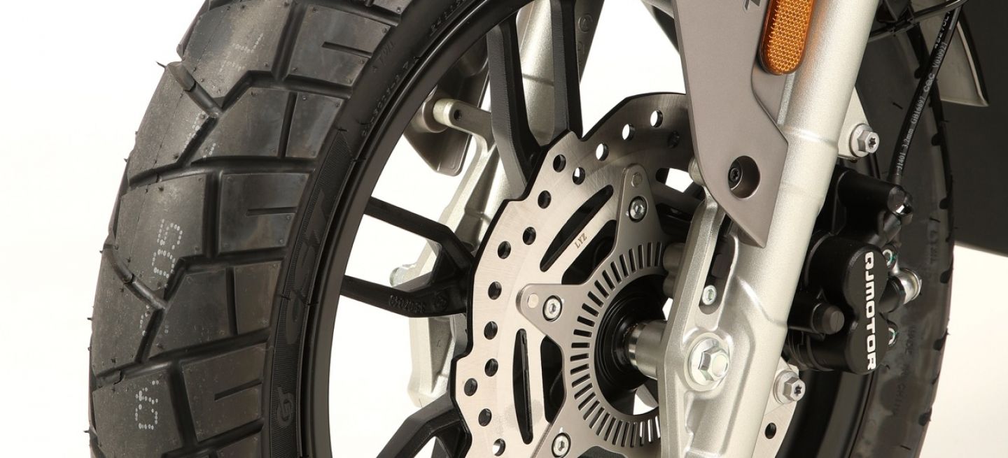 Detalle de la rueda del QJ Motor ATR 125, destacando su diseño y componentes.