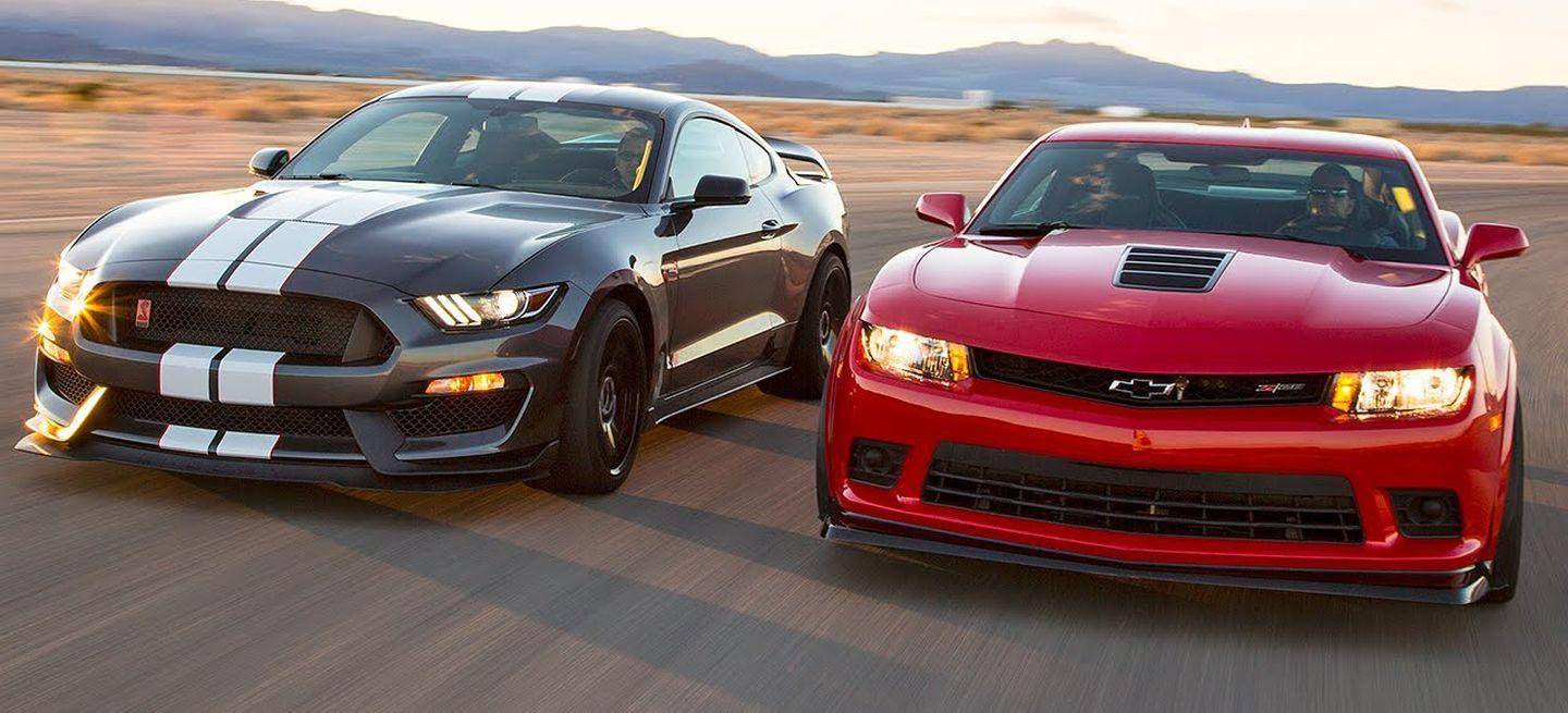 Ford Mustang Shelby GT350R contra Chevrolet Camaro Z/28