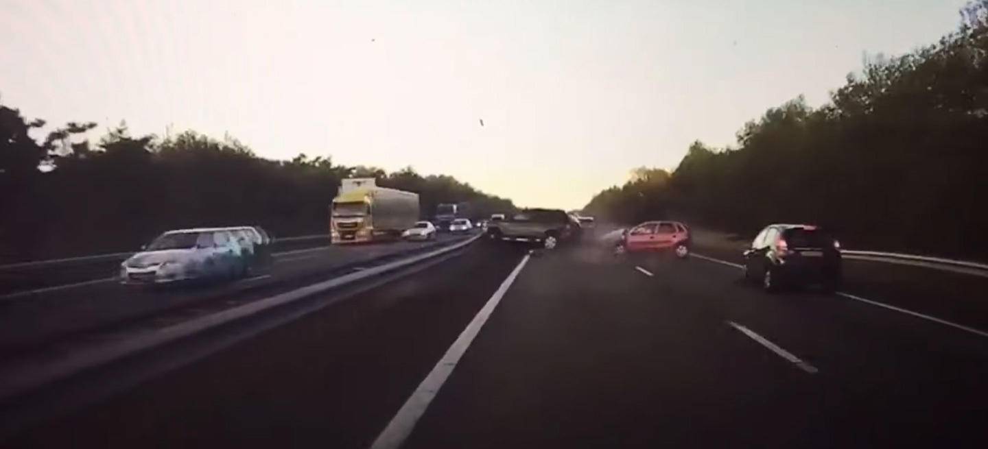 tesla-model-s-evita-accidente-video