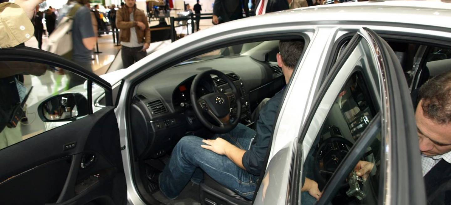 toyota-avensis-2009-paris-2008-8