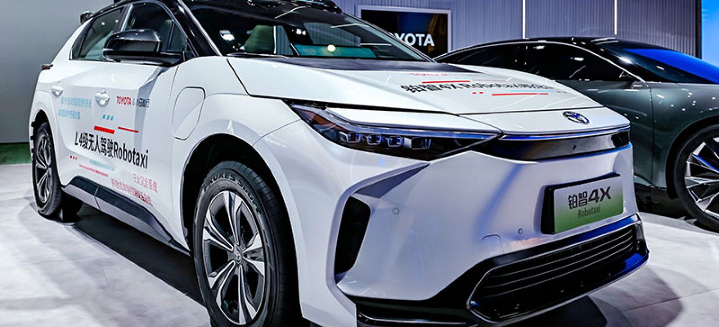 Vista angulada del Toyota bZ4X destacando su diseño futurista.