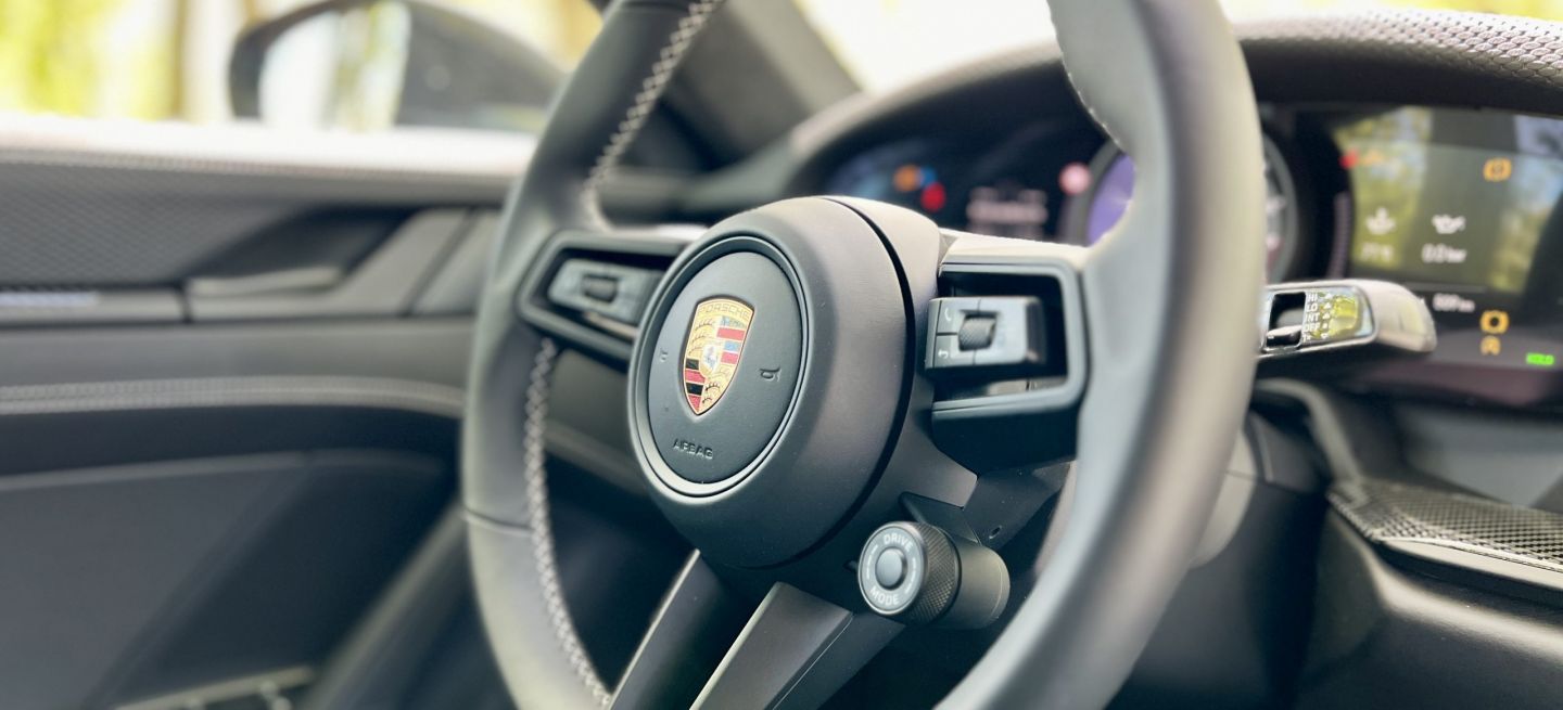 volante-porsche-911-gt3-touring-1067234-scaled_1440x655c.jpg