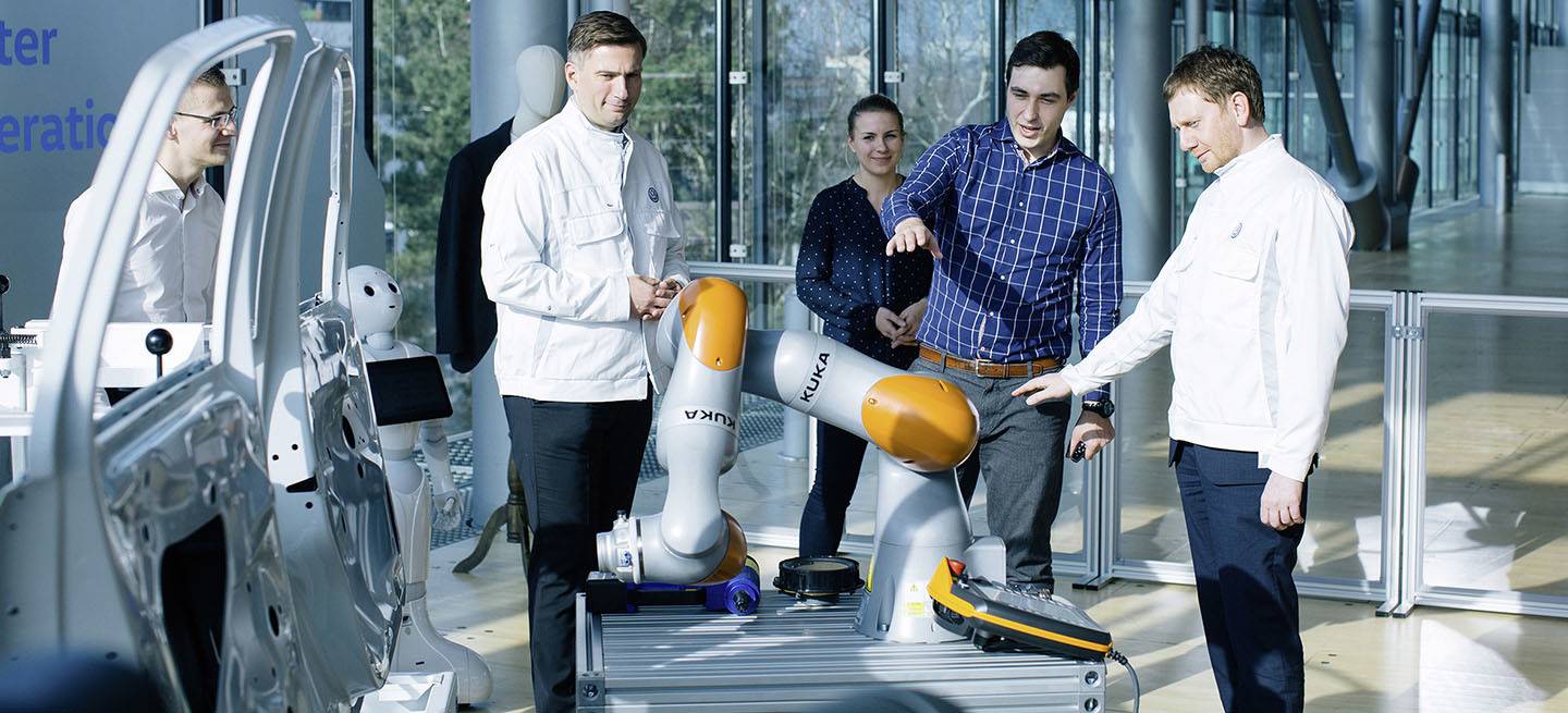 Innovative Sensorjacke trainiert Industrieroboter: Gl‰serne Manufaktur vereinbart Zusammenarbeit mit Dresdner Startup Wandelbots